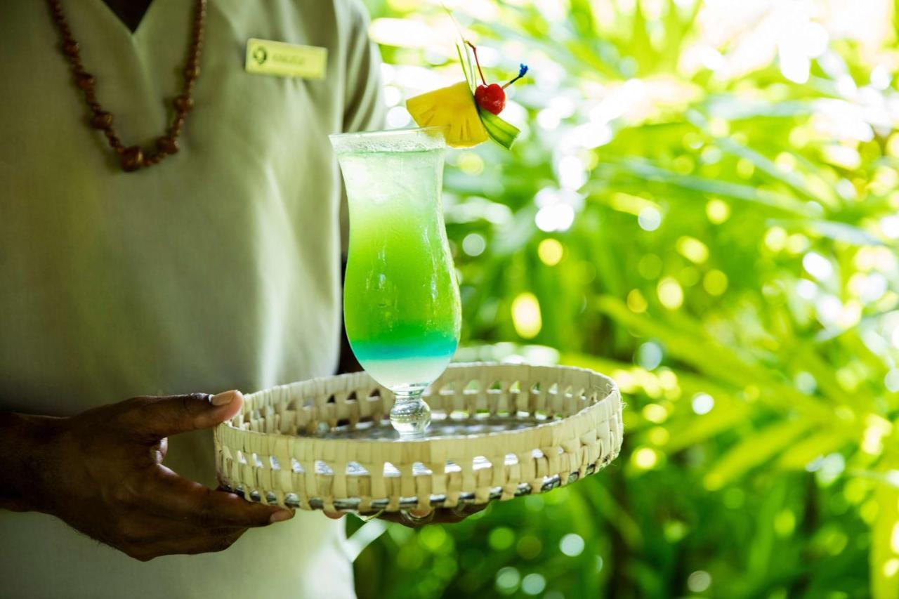 Outrigger Fiji Beach Resort Korotogo Exterior foto A server holding a tray