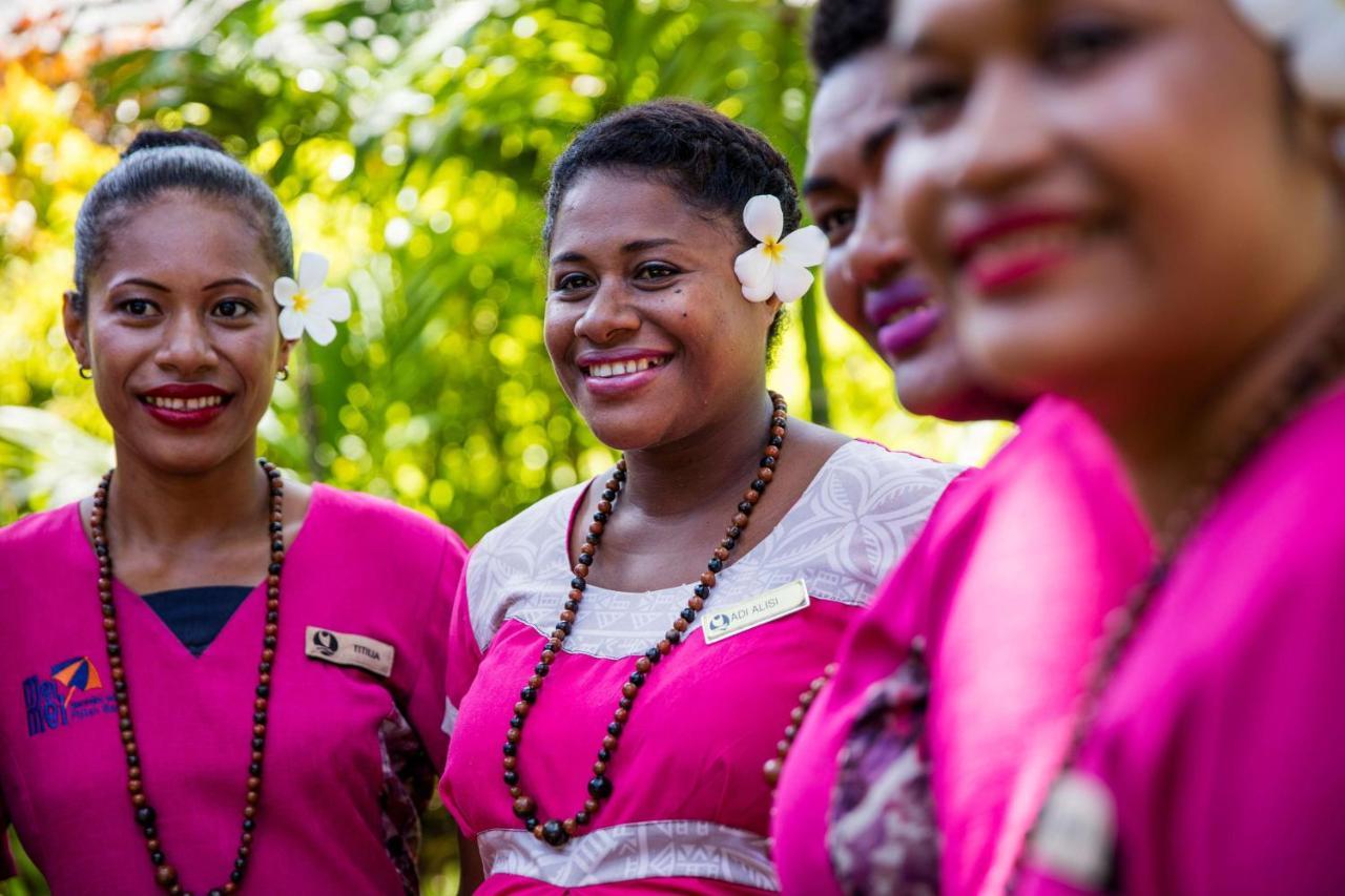 Outrigger Fiji Beach Resort Korotogo Exterior foto A group of Dominican women