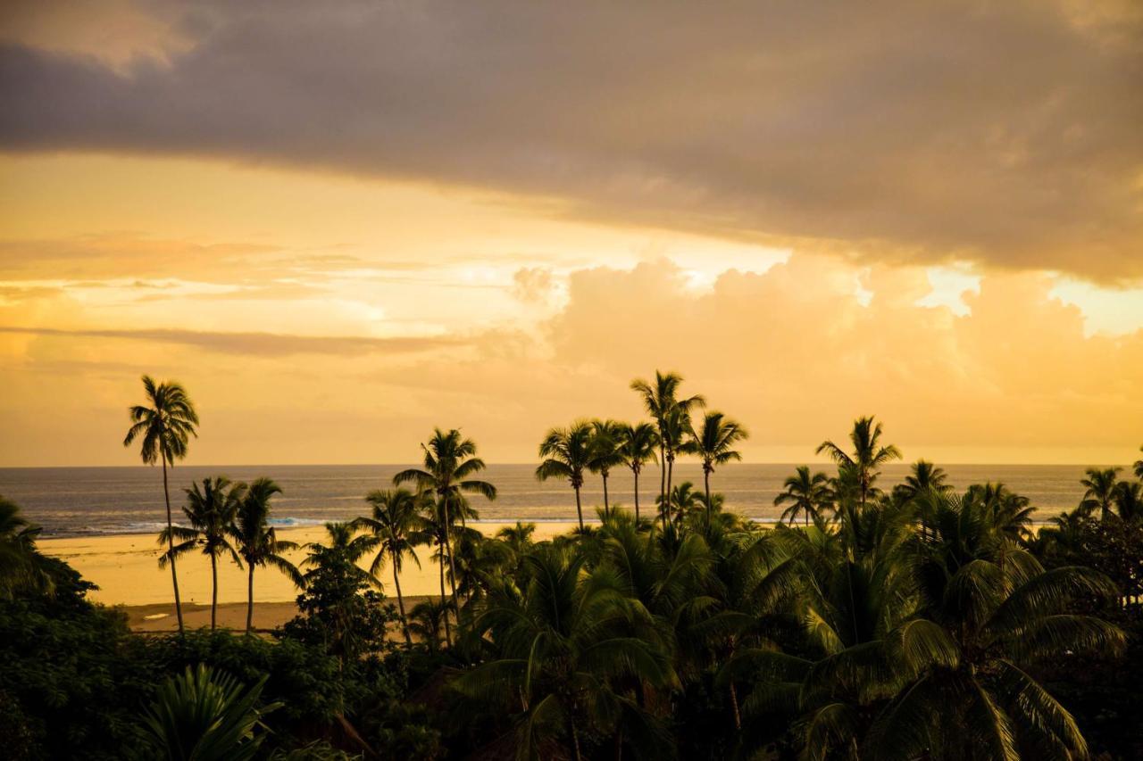 Outrigger Fiji Beach Resort Korotogo Exterior foto Sunset at the beach
