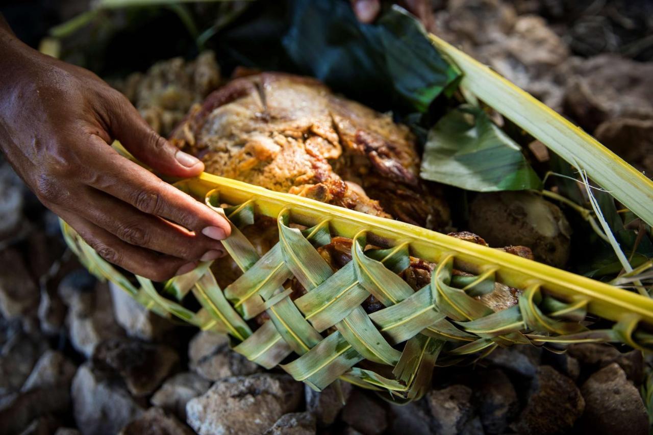 Outrigger Fiji Beach Resort Korotogo Exterior foto Kava being prepared in Fiji