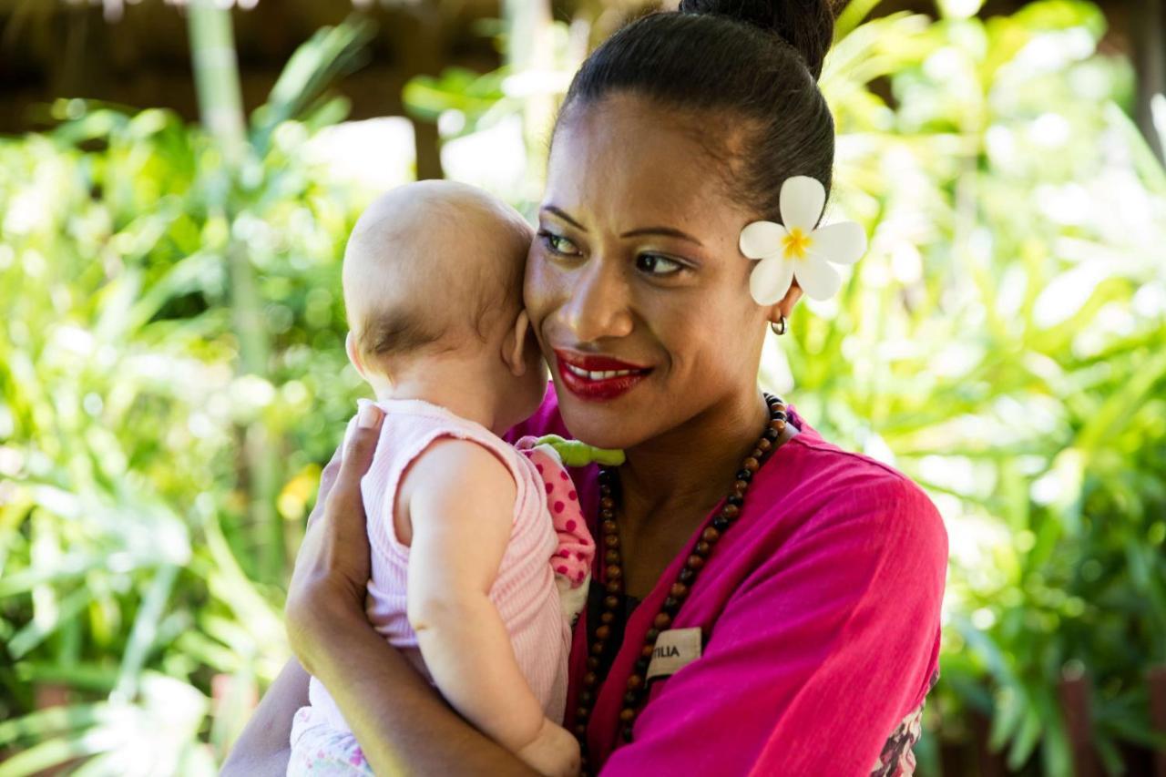 Outrigger Fiji Beach Resort Korotogo Exterior foto A mother and child in Samoa