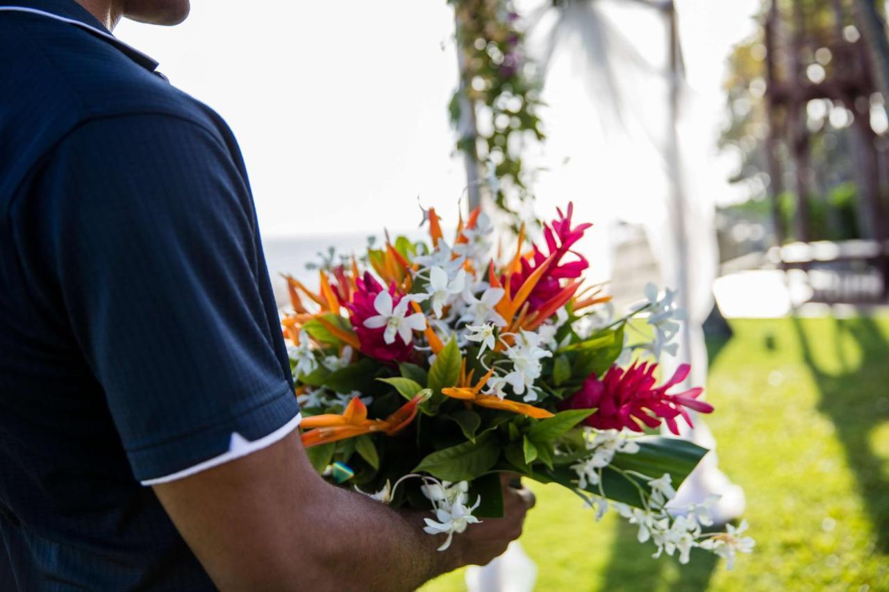 Outrigger Fiji Beach Resort Korotogo Exterior foto A bouquet of tropical flowers