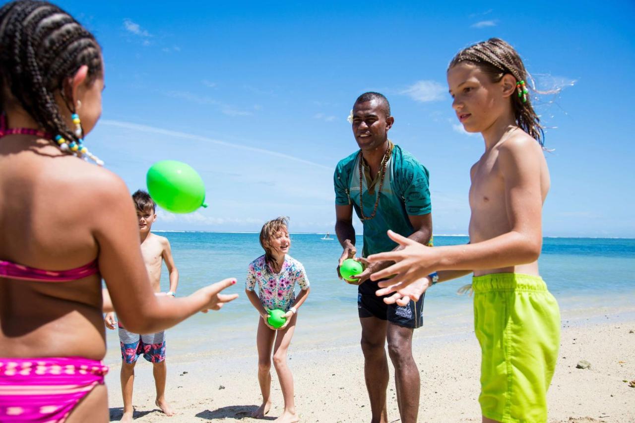 Outrigger Fiji Beach Resort Korotogo Exterior foto Children playing with beach balls
