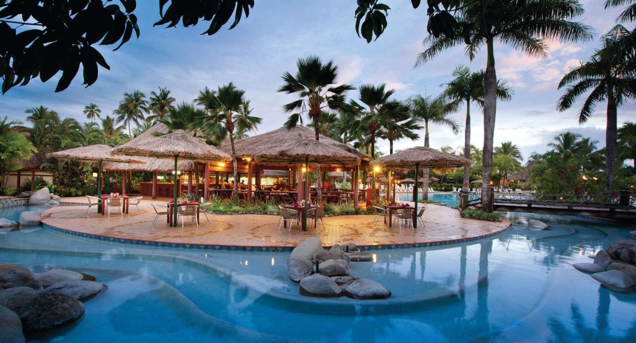 Outrigger Fiji Beach Resort Korotogo Exterior foto The pool at the Sheraton Resort