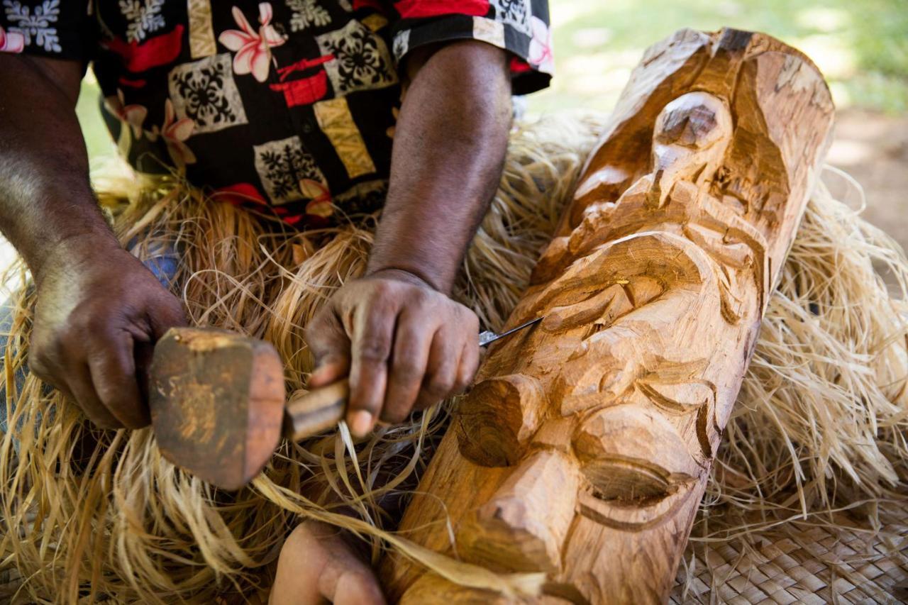 Outrigger Fiji Beach Resort Korotogo Exterior foto A man carving a mask in the Solomon Islands