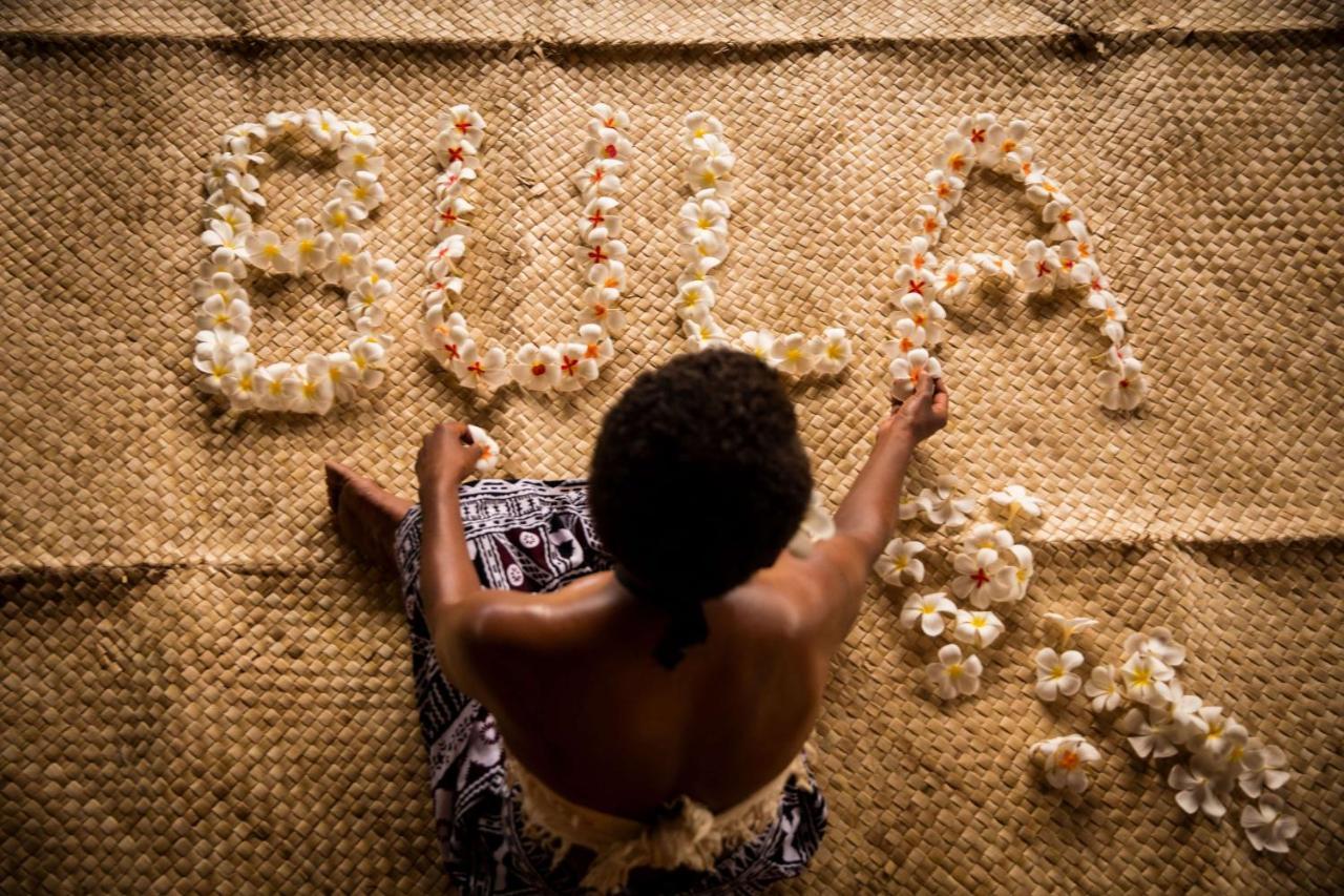 Outrigger Fiji Beach Resort Korotogo Exterior foto A Samoan woman weaving a tapa