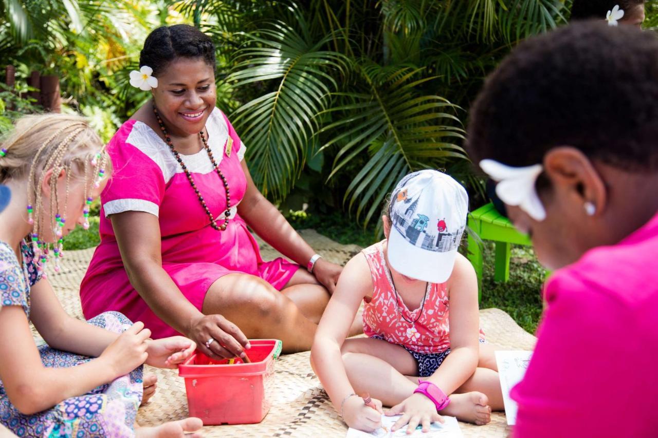 Outrigger Fiji Beach Resort Korotogo Exterior foto A woman from the Seychelles with children