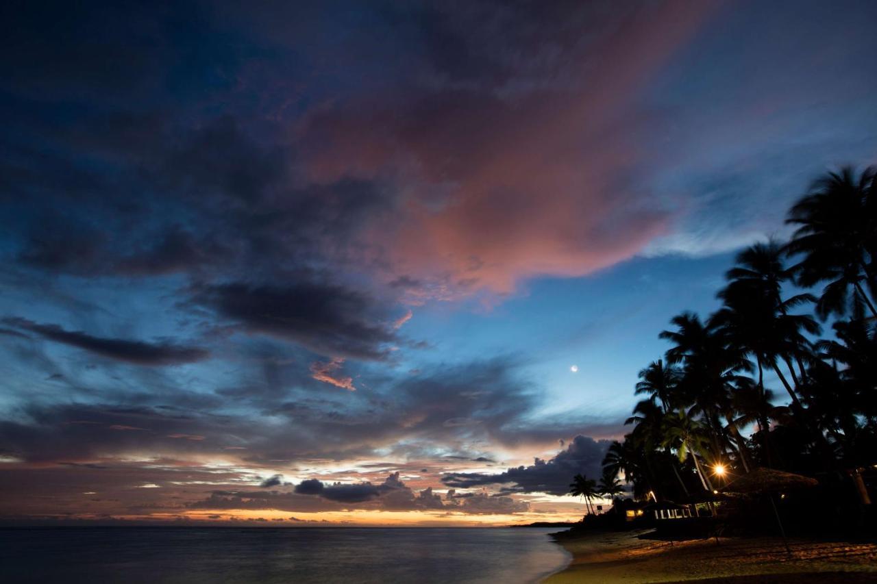 Outrigger Fiji Beach Resort Korotogo Exterior foto Sunset at the beach