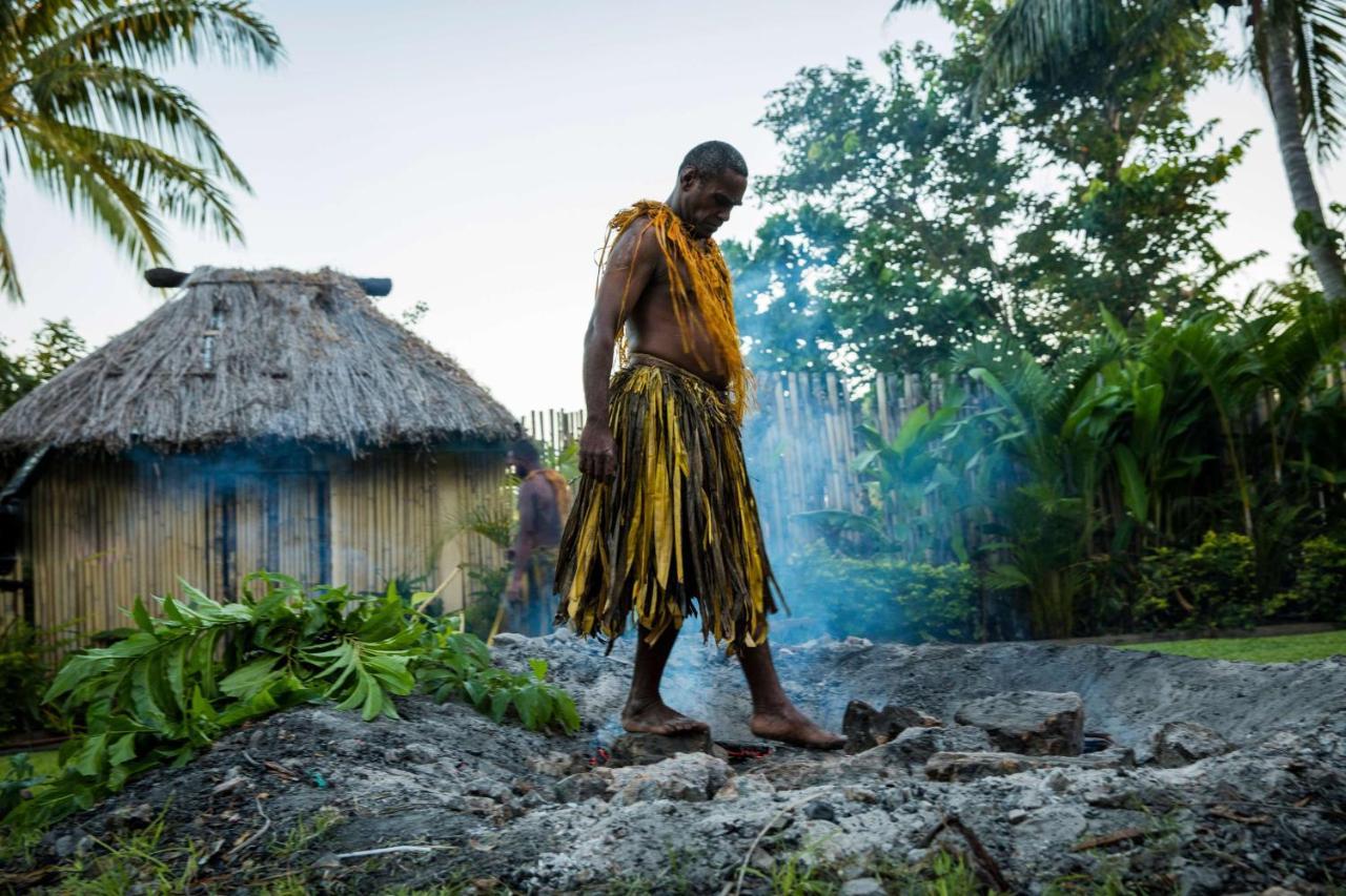 Outrigger Fiji Beach Resort Korotogo Exterior foto A man from the village of Malu'a Satu, on the island of American Samoa