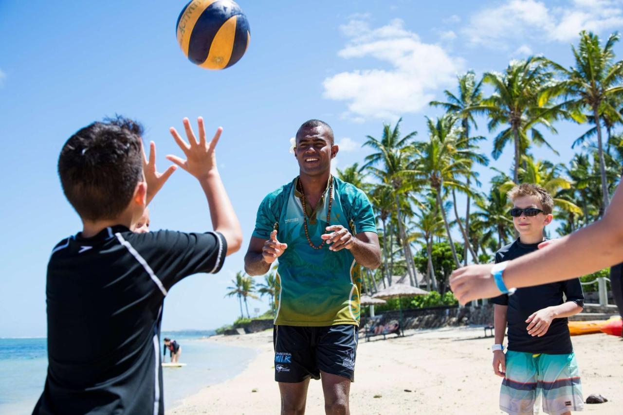 Outrigger Fiji Beach Resort Korotogo Exterior foto Children playing beach volleyball