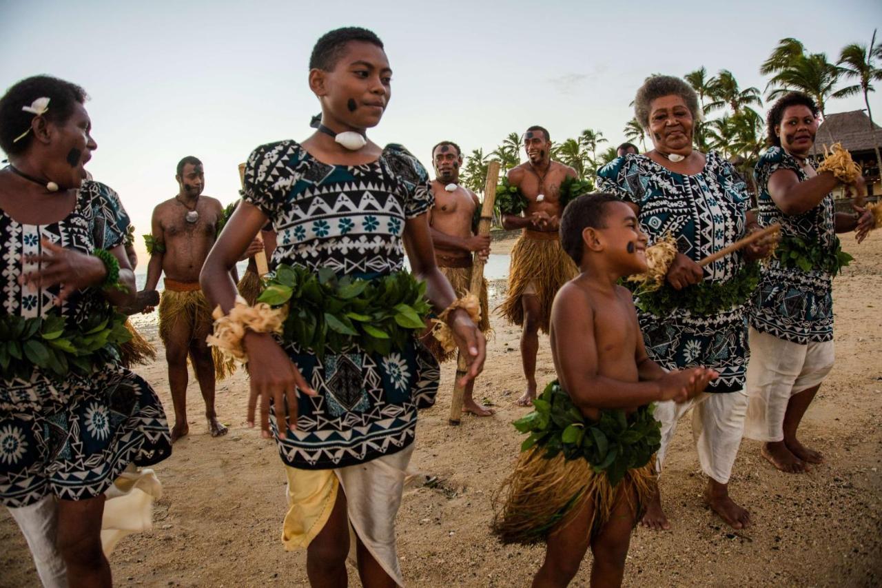 Outrigger Fiji Beach Resort Korotogo Exterior foto Tuvaluan dancers