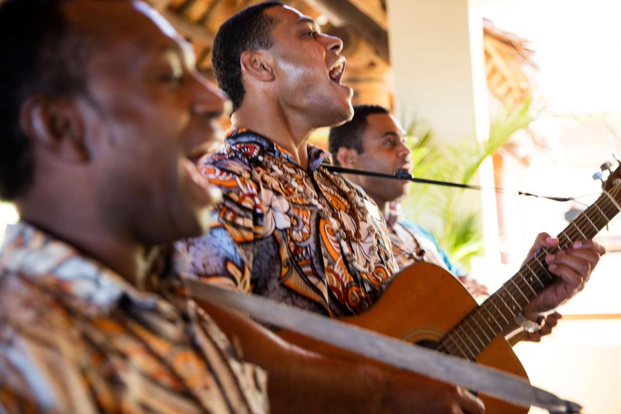 Outrigger Fiji Beach Resort Korotogo Exterior foto Musicians at the 2011 conference