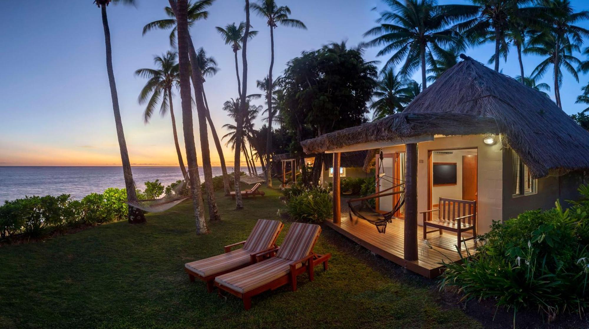 Outrigger Fiji Beach Resort Korotogo Exterior foto Sunset at the Beachfront Villas