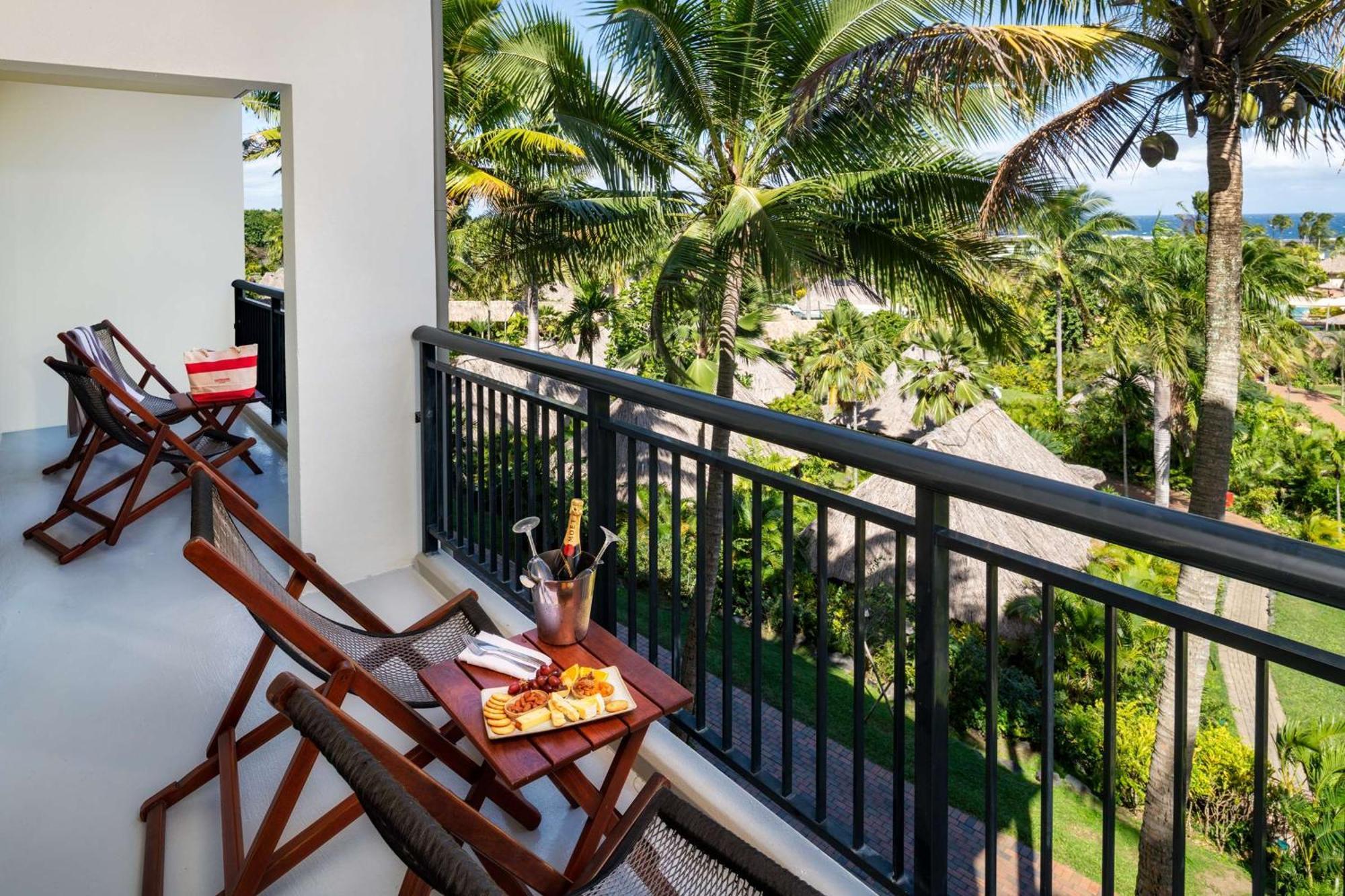 Outrigger Fiji Beach Resort Korotogo Exterior foto A balcony