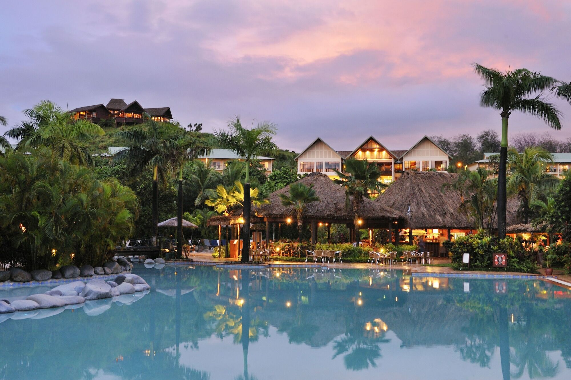 Outrigger Fiji Beach Resort Korotogo Einrichtungen foto The pool at the resort